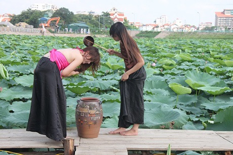 Thiếu nữ Hà thành háo hức chụp ảnh giữa mùa sen nở rộ - 6 Yêu kiều bên hồ sen
