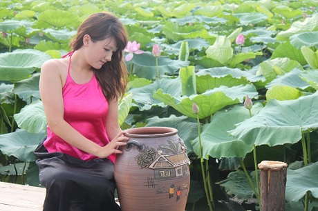 Thiếu nữ Hà thành háo hức chụp ảnh giữa mùa sen nở rộ - 7 Yêu kiều bên hồ sen