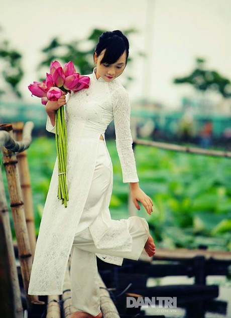 Nữ sinh trường Báo yêu kiều bên sắc sen hồng - 5 Nguyễn Ngọc