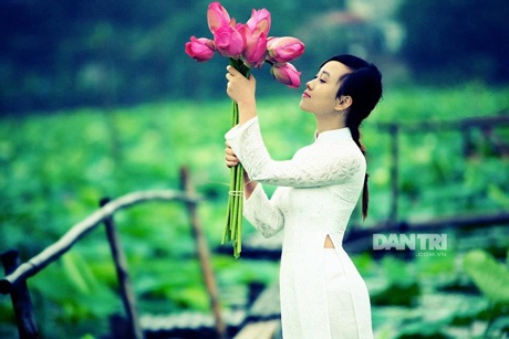 Nữ sinh trường Báo yêu kiều bên sắc sen hồng - 3 Nguyễn Ngọc