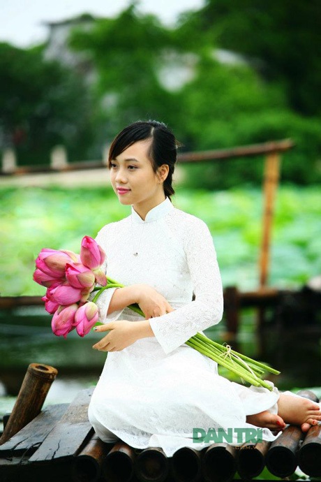 Nữ sinh trường Báo yêu kiều bên sắc sen hồng - 9 Nguyễn Ngọc