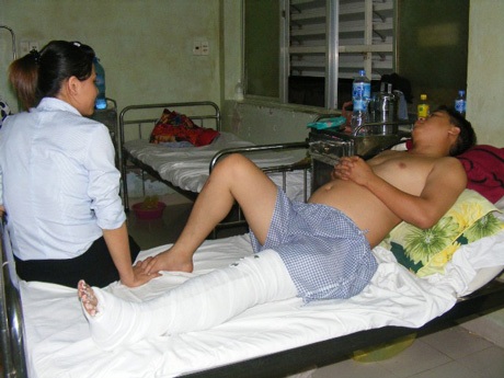 Vụ tai nạn 7 người chết qua lời kể nạn nhân sống sót - 4 Bà Nguyễn Thị Nuôi đang chăm sóc cho con gái là Trần Thị Bích Dung tại bệnh