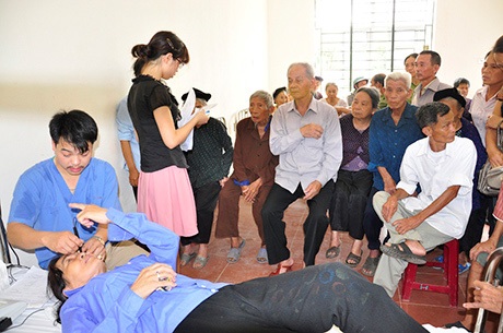 Các bác sĩ trẻ thăm khám cho bệnh nhân xã Kim Liên