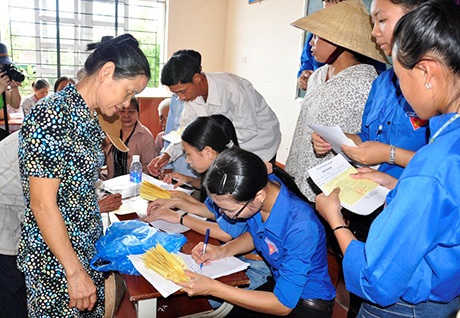 Các tình nguyện viên giúp bà con viết phiếu khám bệnh