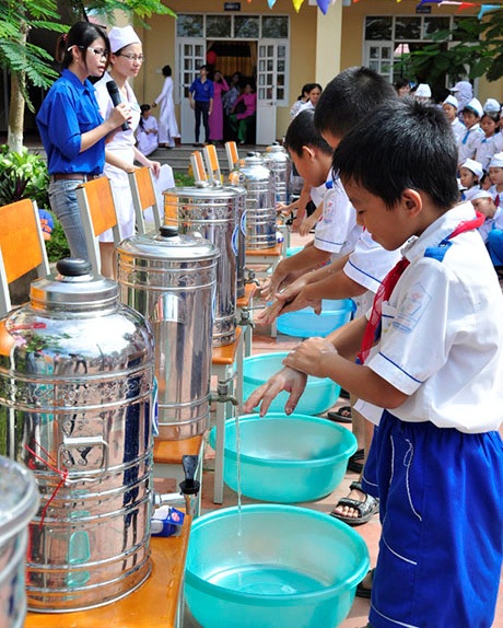 Hướng dẫn các em học sinh rửa tay bằng xà phòng