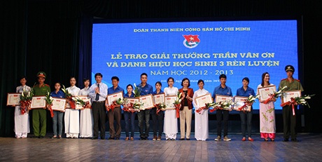 100 HS trung cấp chuyên nghiệp và dạy nghề nhận giải Trần Văn Ơn - 1 100 HS trung cấp chuyên nghiệp và dạy nghề nhận giải Trần Văn Ơn