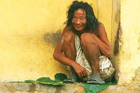 Thảm trạng “người điên” và những câu hỏi nhẫn tâm dành cho người... tỉnh! - 1 Người điên với thân hình kỳ dị ở ven quốc lộ tỉnh Hà Giang, tỉnh Hòa Bình.
