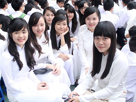 Nữ sinh Việt Đức xinh xắn diện áo dài dự lễ bế giảng - 1 Màu trắng tinh khôi tràn ngập trường THPT Việt Đức trong lễ bế giảng