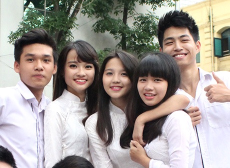Nữ sinh Việt Đức xinh xắn diện áo dài dự lễ bế giảng - 11 Học trò và cô gái cùng duyên dáng trong tà áo dài