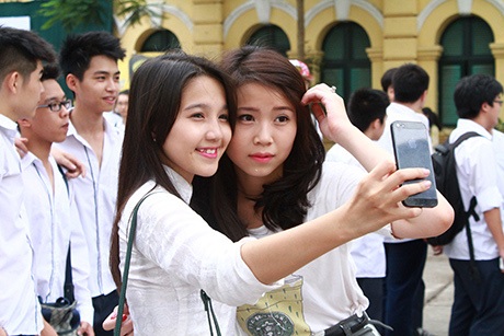 Nữ sinh Việt Đức xinh xắn diện áo dài dự lễ bế giảng - 6 Không máy ảnh chuyên nghiệp, các nữ sinh tự chụp ảnh cho nhau, lưu lại khoảnh khắc đáng nhớ