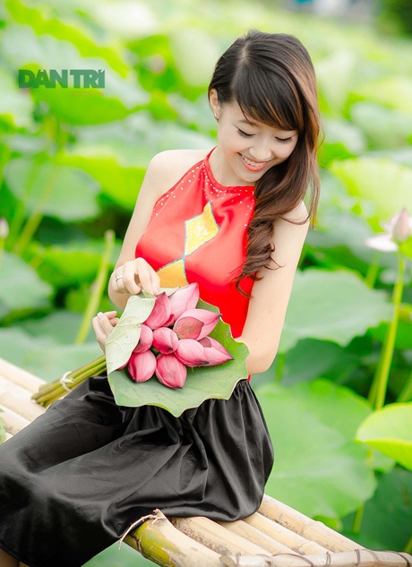 Lựa chọn trang phục nào để tỏa sáng bên hoa sen? - 2 Lựa chọn trang phục nào để tỏa sáng bên hoa sen?