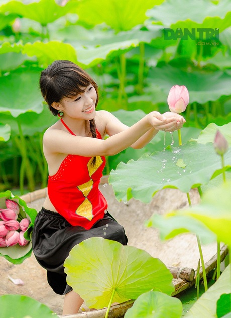 Lựa chọn trang phục nào để tỏa sáng bên hoa sen? - 1 Lựa chọn trang phục nào để tỏa sáng bên hoa sen?