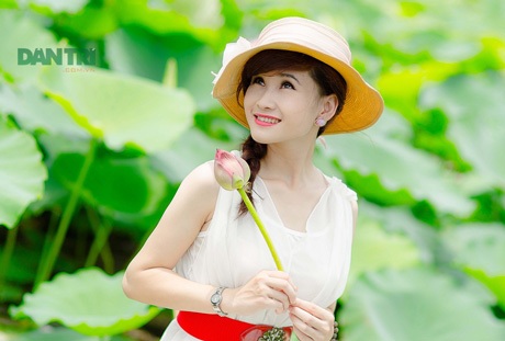 Lựa chọn trang phục nào để tỏa sáng bên hoa sen? - 9 Bài: