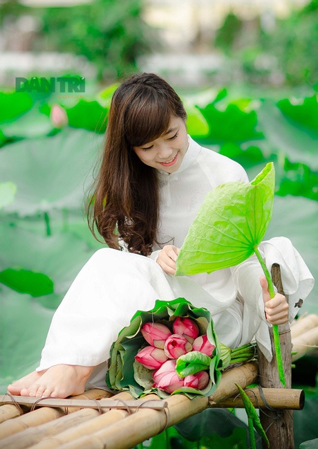 Lựa chọn trang phục nào để tỏa sáng bên hoa sen? - 5 Lựa chọn trang phục nào để tỏa sáng bên hoa sen?