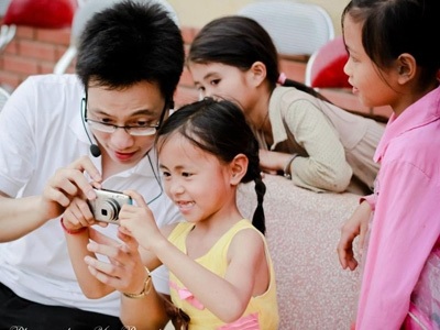 9X làm hệ thống thi tuyển công chức trực tuyến - 1 Trần Quang Hưng cùng các em nhỏ trong chuyến đi tình nguyện tại Yên Bái. Ảnh: Phú Hưng.