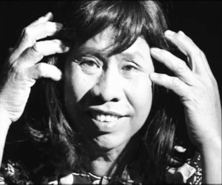 Năm Thắng giả giống hệt con gái trong lần trang điểm cho phóng viên xem.