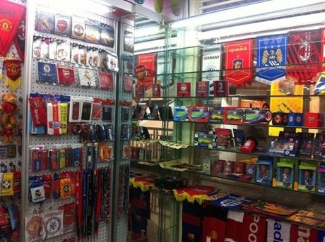 “Gác” bằng đại học vẫn thu nhập chục triệu/tháng - 2 Các mặt hàng trong shop thể thao của Hà.