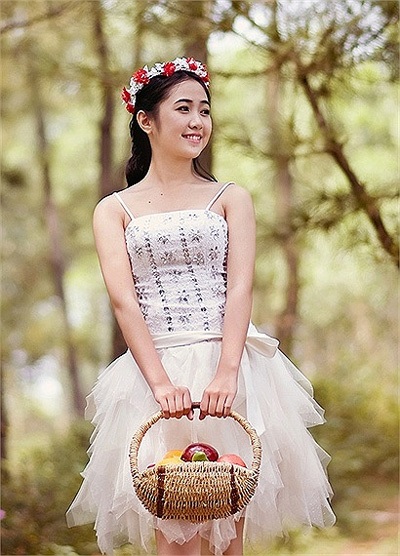 Những nữ sinh “trăng rằm” xinh đẹp dự thi lớp 10 - 17 Nữ sinh này chia sẻ từ nhỏ, cô bạn đã đam mê vẽ, ca hát, múa và đặc biệt rất thích được chụp ảnh.