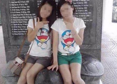 Đôi bạn ngồi đầu rùa bị dân mạng phản ứng dữ dội vì ý thức và tôn trọng với lịch sử dân tộc.