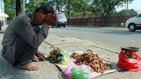 Một nam sinh ngồi trên tượng đài Lý Thái Tổ cũng phải hứng chịu gạch đá dư luận.