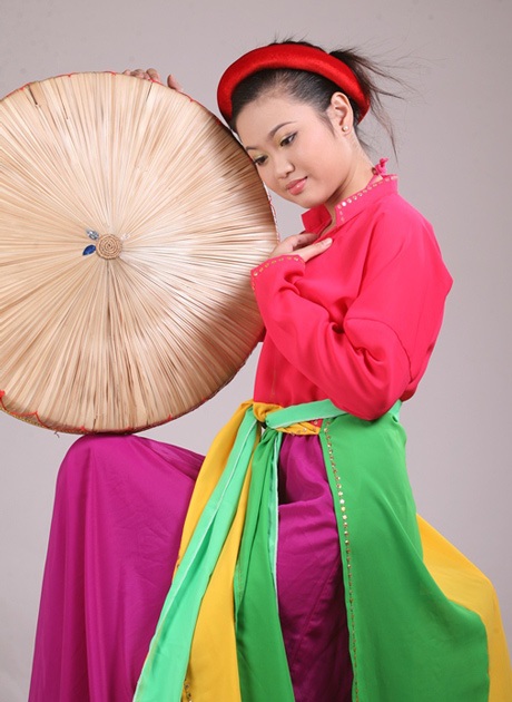 Cựu nữ sinh 9X trường Báo đa tài và tấm lòng giúp trẻ khiếm thị - 4 Vương Linh tại triển lãm cá nhân “Mùa trong mắt” và một số tác phẩm của cô