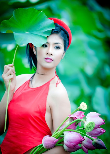 Ngắm hoa hậu Ngọc Hân yếm thắm e ấp bên sen hồng - 1 Vũ Phong