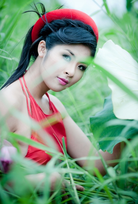 Ngắm hoa hậu Ngọc Hân yếm thắm e ấp bên sen hồng - 2 Vũ Phong