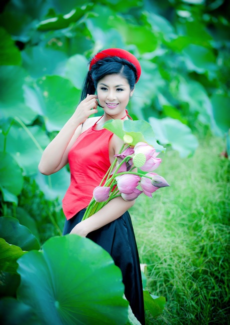 Ngắm hoa hậu Ngọc Hân yếm thắm e ấp bên sen hồng - 4 Vũ Phong