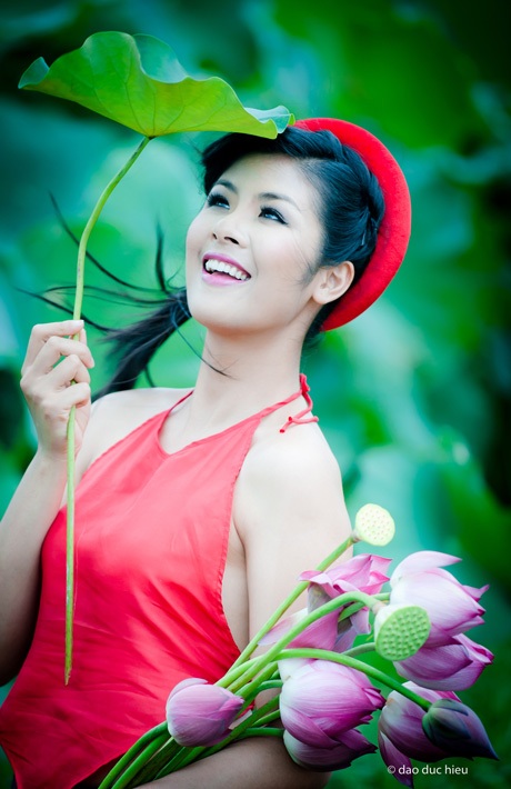 Ngắm hoa hậu Ngọc Hân yếm thắm e ấp bên sen hồng - 13 Vũ Phong