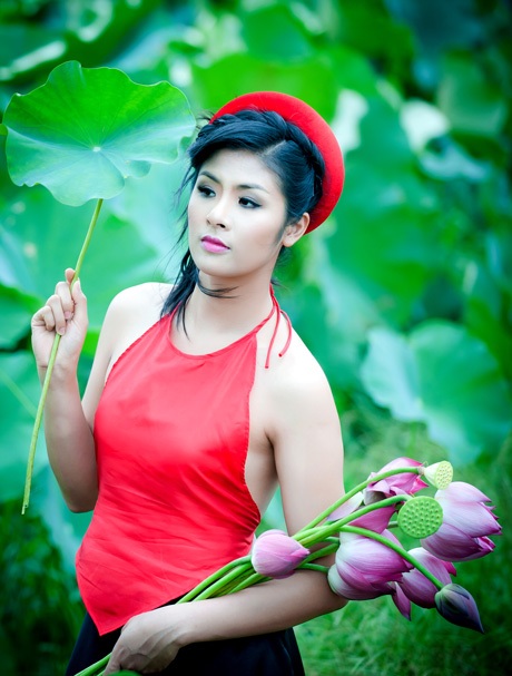 Ngắm hoa hậu Ngọc Hân yếm thắm e ấp bên sen hồng - 5 Vũ Phong