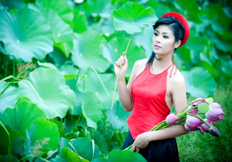 Ngắm hoa hậu Ngọc Hân yếm thắm e ấp bên sen hồng - 7 Vũ Phong