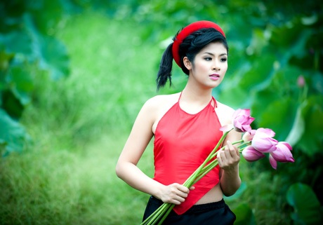 Ngắm hoa hậu Ngọc Hân yếm thắm e ấp bên sen hồng - 8 Vũ Phong