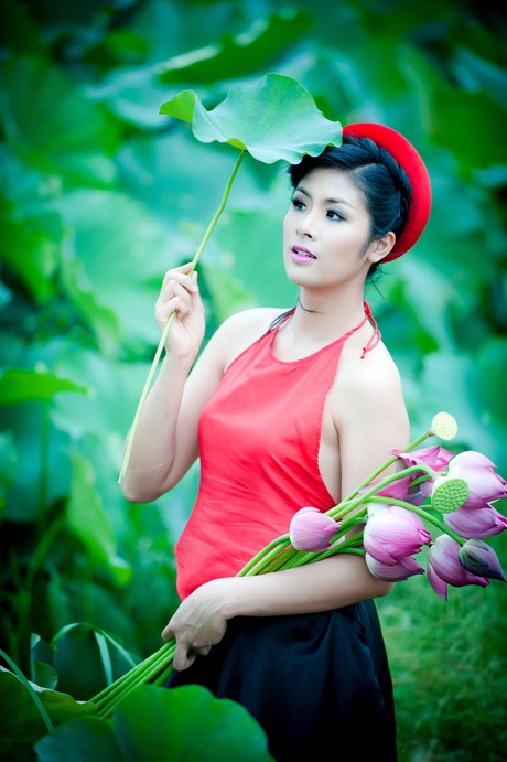 Ngắm hoa hậu Ngọc Hân yếm thắm e ấp bên sen hồng - 11 Vũ Phong