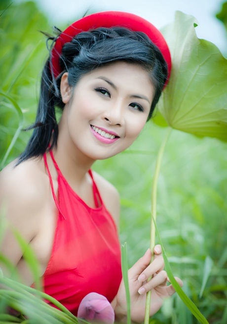Ngắm hoa hậu Ngọc Hân yếm thắm e ấp bên sen hồng - 12 Vũ Phong