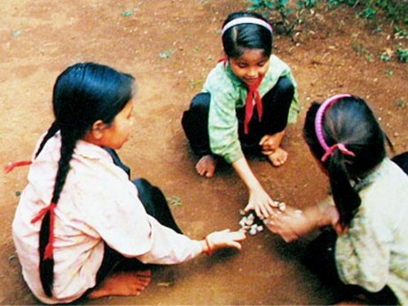 Những trò chơi dân gian thấm sâu trong ký ức tuổi thơ - 2 Những trò chơi dân gian thấm sâu trong ký ức tuổi thơ