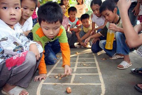 Những trò chơi dân gian thấm sâu trong ký ức tuổi thơ - 1 Những trò chơi dân gian thấm sâu trong ký ức tuổi thơ