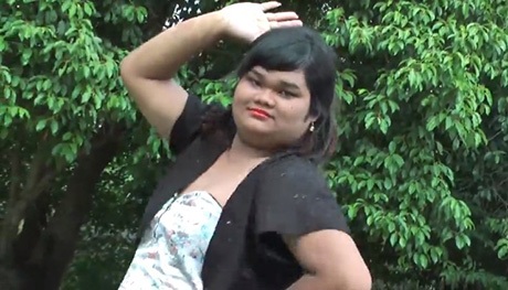 "Hot girl xấu lạ" Thái Lan làm clip gửi tặng… fan Việt - 5 Hot girl xấu lạ Polla chia sẻ rằng cô bạn thích ăn bún chả Việt Nam