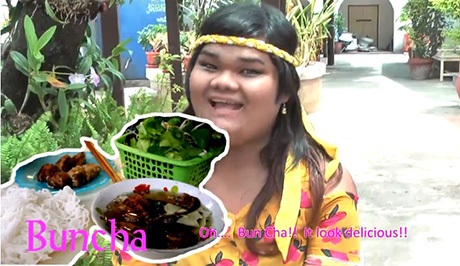 "Hot girl xấu lạ" Thái Lan làm clip gửi tặng… fan Việt - 2 Hot girl xấu lạ Polla chia sẻ rằng cô bạn thích ăn bún chả Việt Nam