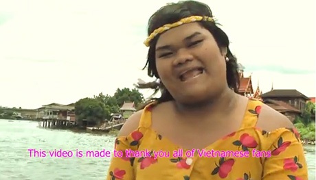 "Hot girl xấu lạ" Thái Lan làm clip gửi tặng… fan Việt - 1 Happy Polla thực hiện clip tặng fan Việt Nam