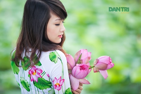 Giúp nữ sinh trang điểm hoàn hảo để chụp ảnh sen “long lanh”