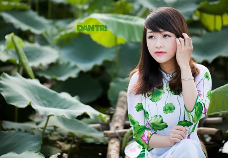 Giúp nữ sinh trang điểm hoàn hảo để chụp ảnh sen “long lanh”