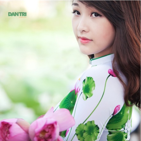 Giúp nữ sinh trang điểm hoàn hảo để chụp ảnh sen “long lanh”