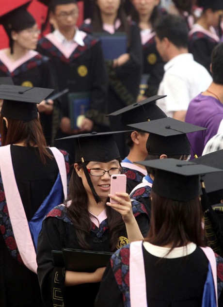 Thay vì những cách lưu lại kỷ niệm tốt nghiệp ĐH theo cách truyền thống và khá...nhàm