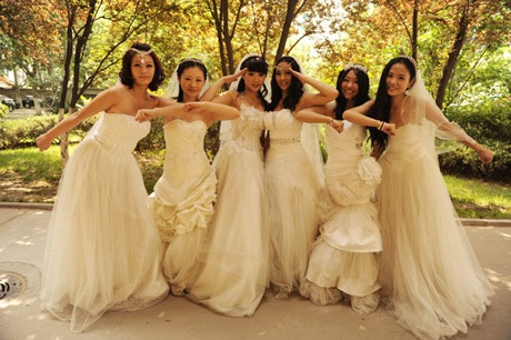 Những nữ sinh này lại chọn cách không giống ai để mừng ngày tốt nghiệp của mình.