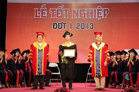 SV ngành CNTT hồ hởi nhận việc làm ngay khi tốt nghiệp ra trường - 1 Các thầy giáo trao bằng tốt nghiệp cho SV