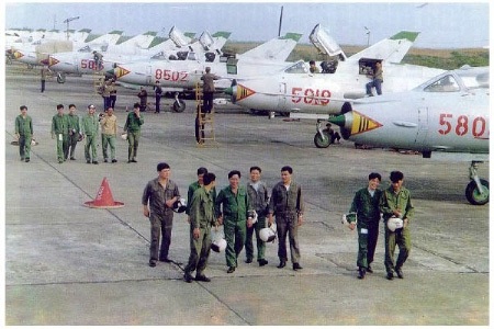Không quân hải quân tác chiến trên biển thế nào? - 8 Su -22M4 Máy bay cường kích mang bom điều khiển và tên lửa Việt Nam.