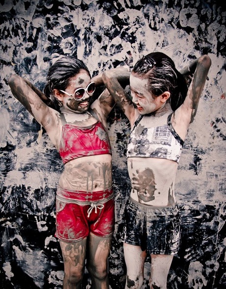 Đông đảo bạn trẻ Hàn Quốc có dịp vui đùa thỏa thích tại lễ hội bùn.