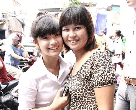 "Hot girl" Chibi Hoàng Yến khoe làm được 8 mặt giấy thi môn Văn - 3 Hoàng Yến và mẹ sau ngày đầu thi ĐH