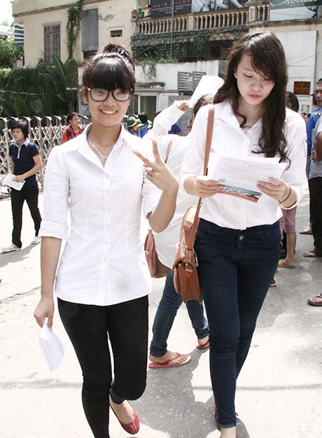 "Hot girl" Chibi Hoàng Yến khoe làm được 8 mặt giấy thi môn Văn - 4 Cô kết thúc môn thi đầu với tâm trạng khá thoải mái