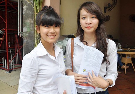 "Hot girl" Chibi Hoàng Yến khoe làm được 8 mặt giấy thi môn Văn - 5 Hoàng Yến và bạn trước cổng trường thi.